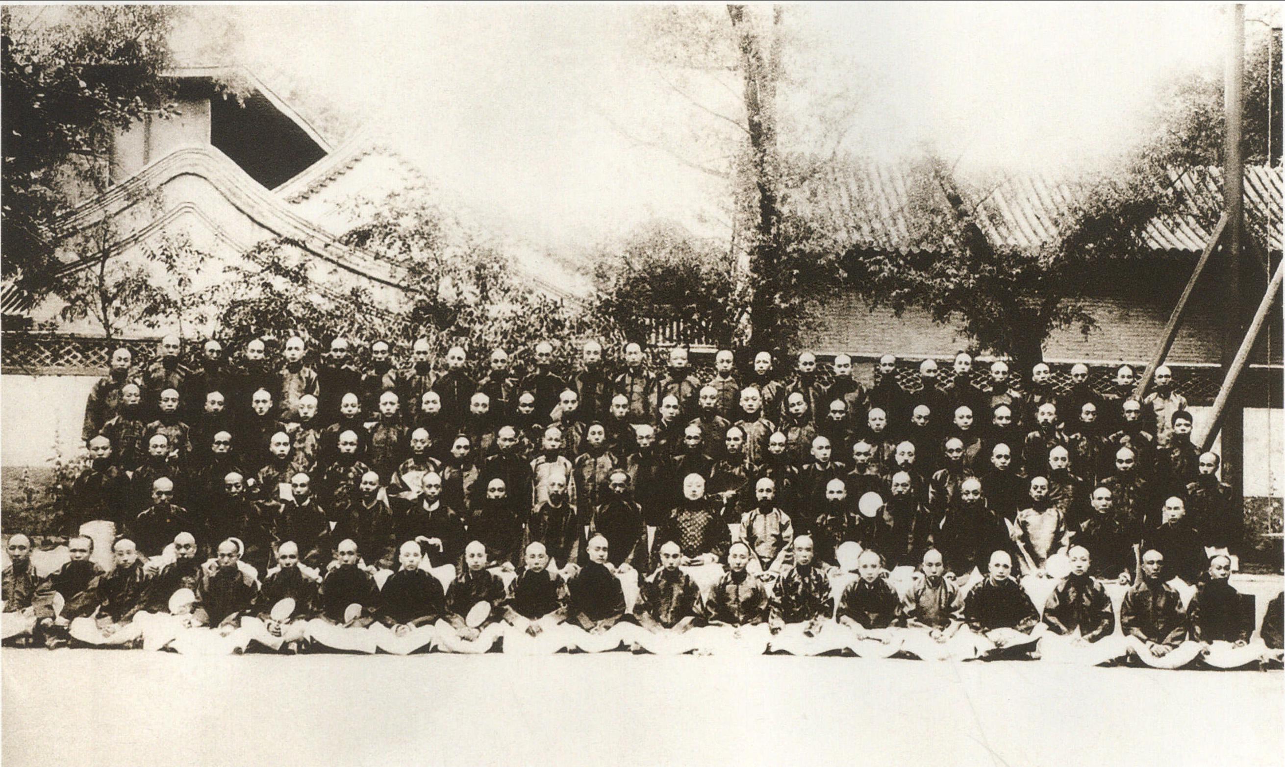 1910年，清廷成立海军部。以载洵为海军大臣，谭学衡为副大臣，萨镇冰统制巡洋、长江两舰队。图为载洵与僚属合影